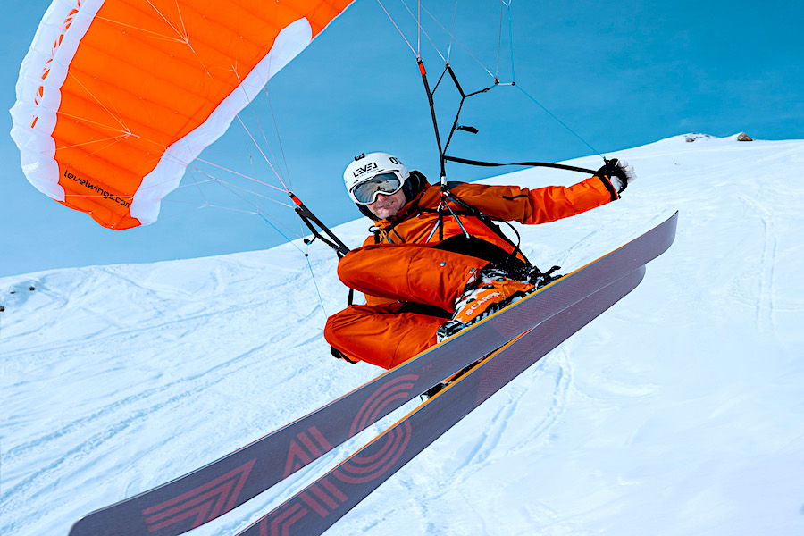 speedrider francois bon with an expert speedwing fury with skis on snow