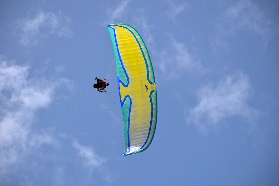 windforce 32 is a tandem paraglider wing in two colors made by Levelwings
