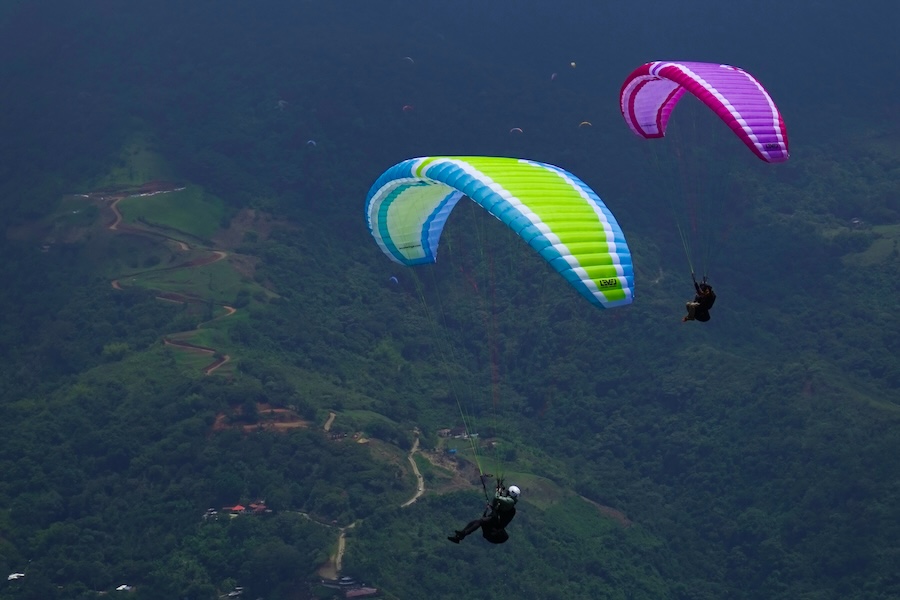 Flex paragliding en a wing flying in thermals
